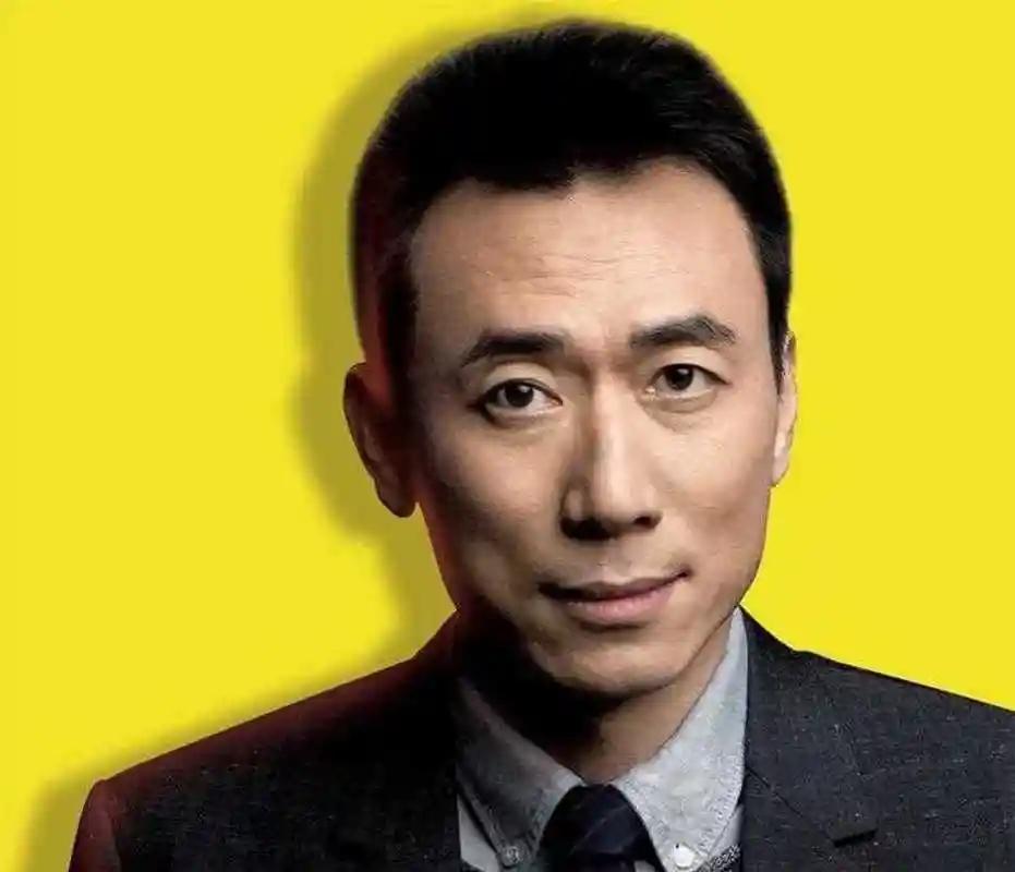 2008年，土豆网老板王威婚内出轨，芭蕾舞者谭媛媛回家逼老婆杨磊签字离婚。杨蕾没