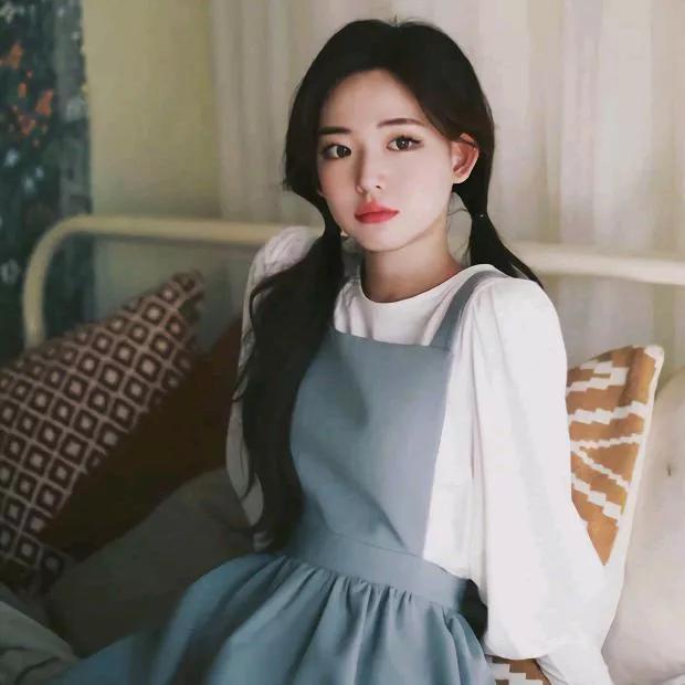 沉静的少女，宁静的午后，温柔的时光。