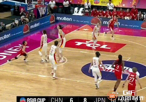 15号韩旭篮板球抢得好，5号王思雨球也传得好，但12号潘臻琦上篮走步了没有？

