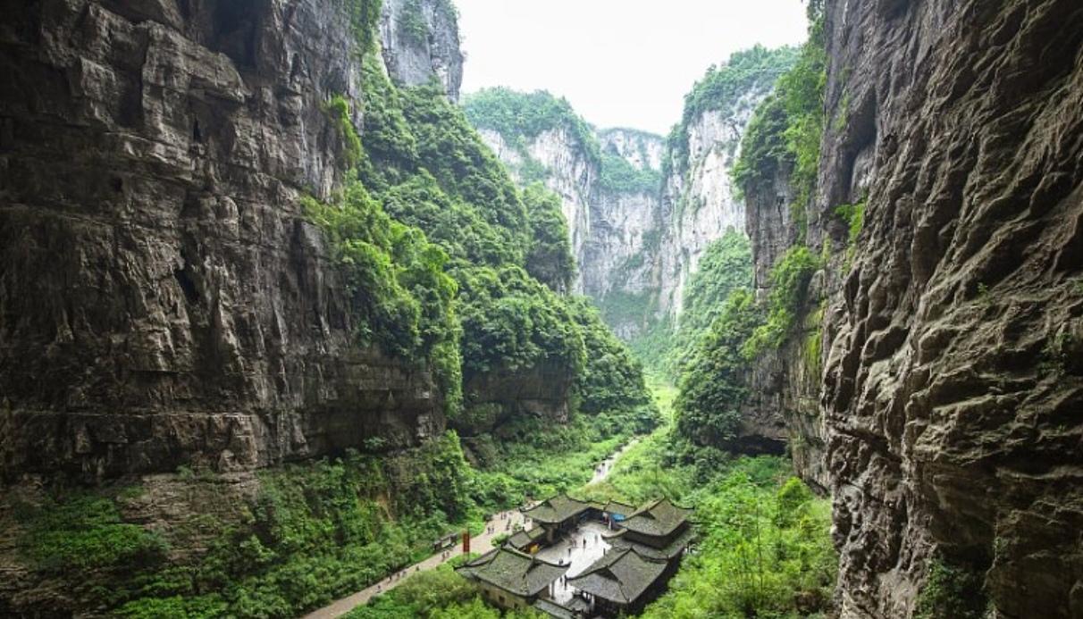 。
天生三桥横空出世，三桥夹两坑，石拱摩天，如巨龙卧云。地缝深幽如地球裂痕，绝壁