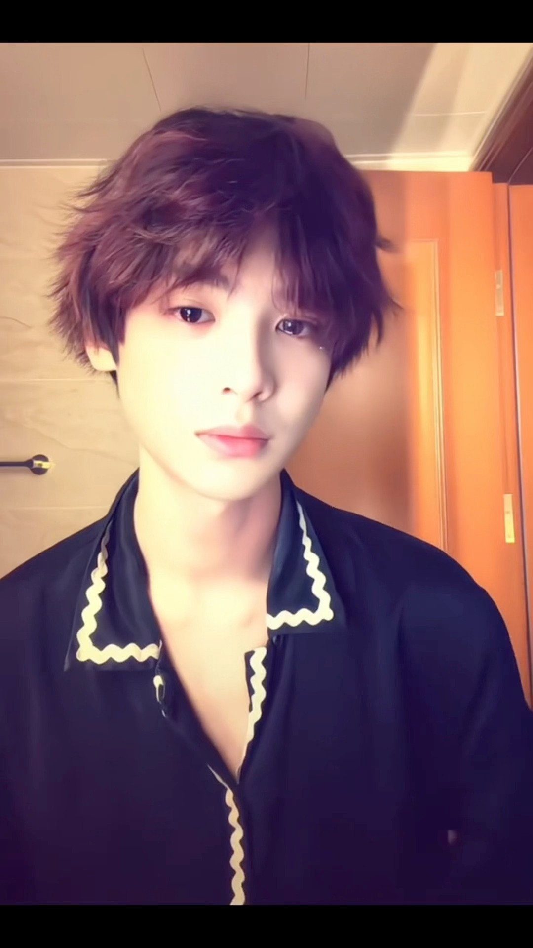 黄明昊跳了第三个吻痕 黄明昊跳了第三个吻痕，太撩啦，黄明昊好帅好宠粉！小贾下颚线