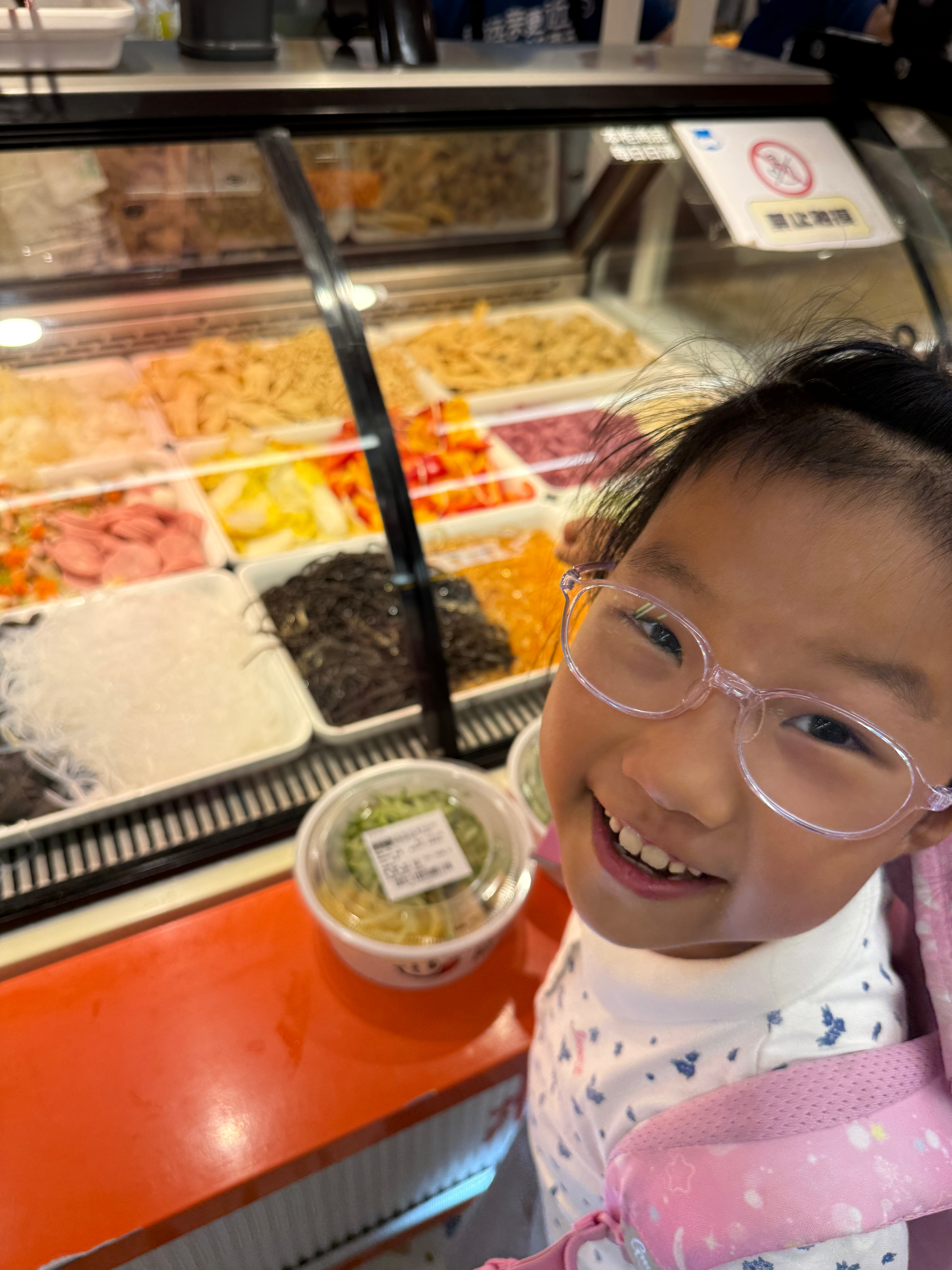 放学接到小孩👧，给我逗坏了，姥姥给她买的鼻罩能露出嘴巴，贼搞笑好像小猪仔🐷哈