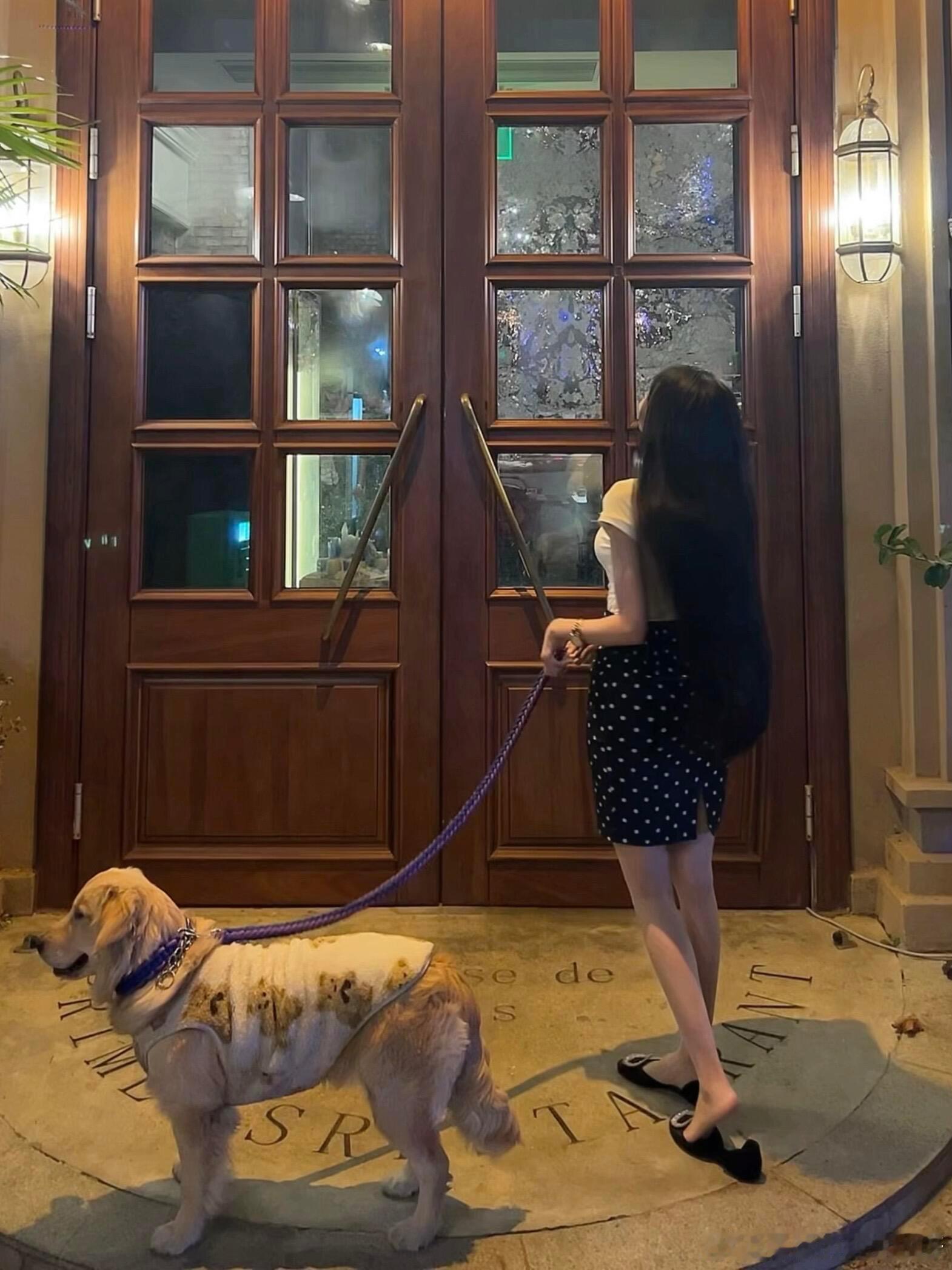 方扣单鞋与丝袜 