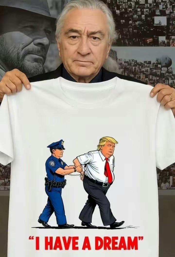德尼罗此番“T恤展示”，是将政治态度变成了行为艺术！其批特朗普，言辞之烈，恰映射