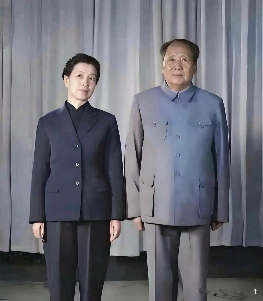 岁月风骨，山河初心
 
黑白光影沉淀百年风华，伟人和夫人的一帧真实旧照，藏尽岁月