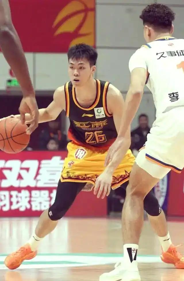 一场热身赛中的两个回合，让中国男篮后卫线的争议再次被推上风口。徐昕发球后只剩4秒