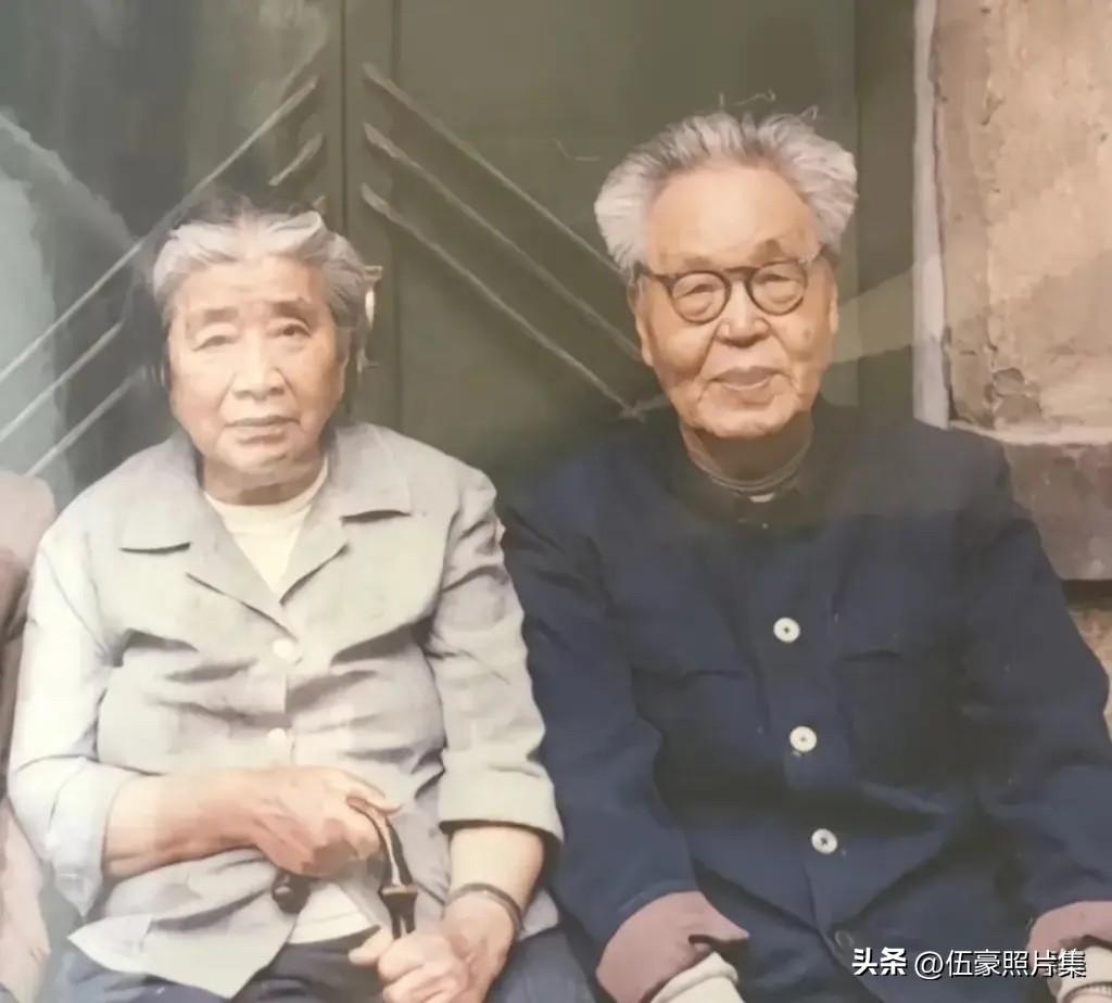 上世纪八十年代后期，王效禹与夫人刘崇玉在山东青州小院里的合影，是他们晚年生活的真