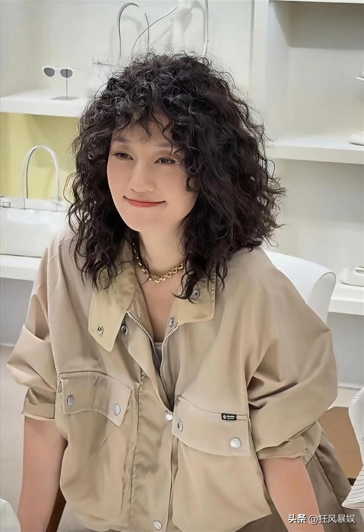 马伊琍，还真敢玩！

4月1日，49岁的马伊琍以一头爆炸头造型亮相，瞬间登上热搜