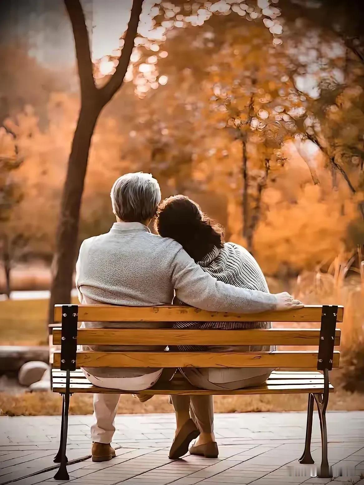 今天陪老爸老妈买鞋子。
我爸爸年轻时候就说过：
鞋子不仅是脚的伴侣，
更是身份的