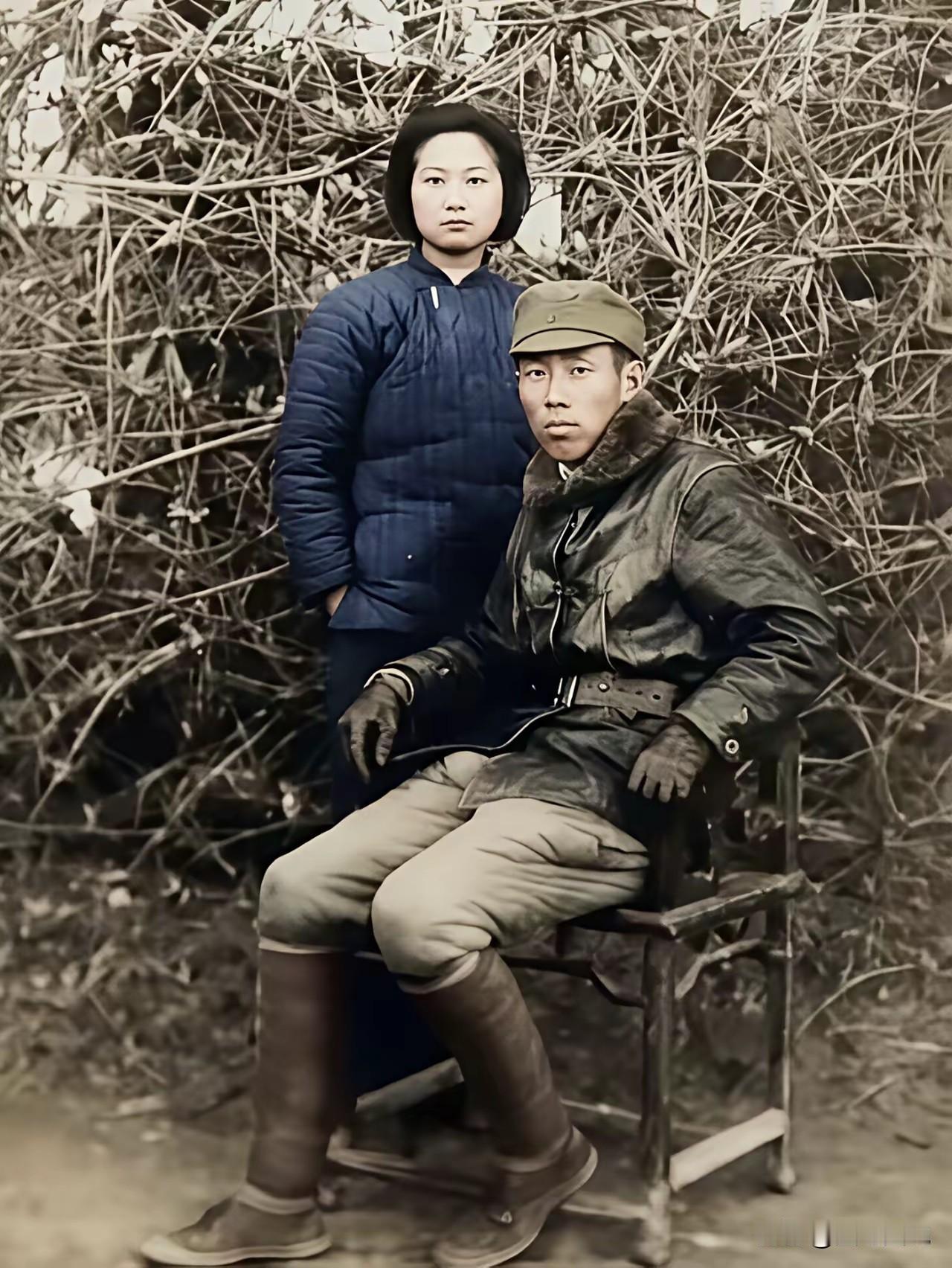 靖江独立团政治处主任胡文杰和爱人的珍贵合影，那个时候胡文杰正在后方养伤，与卫生所