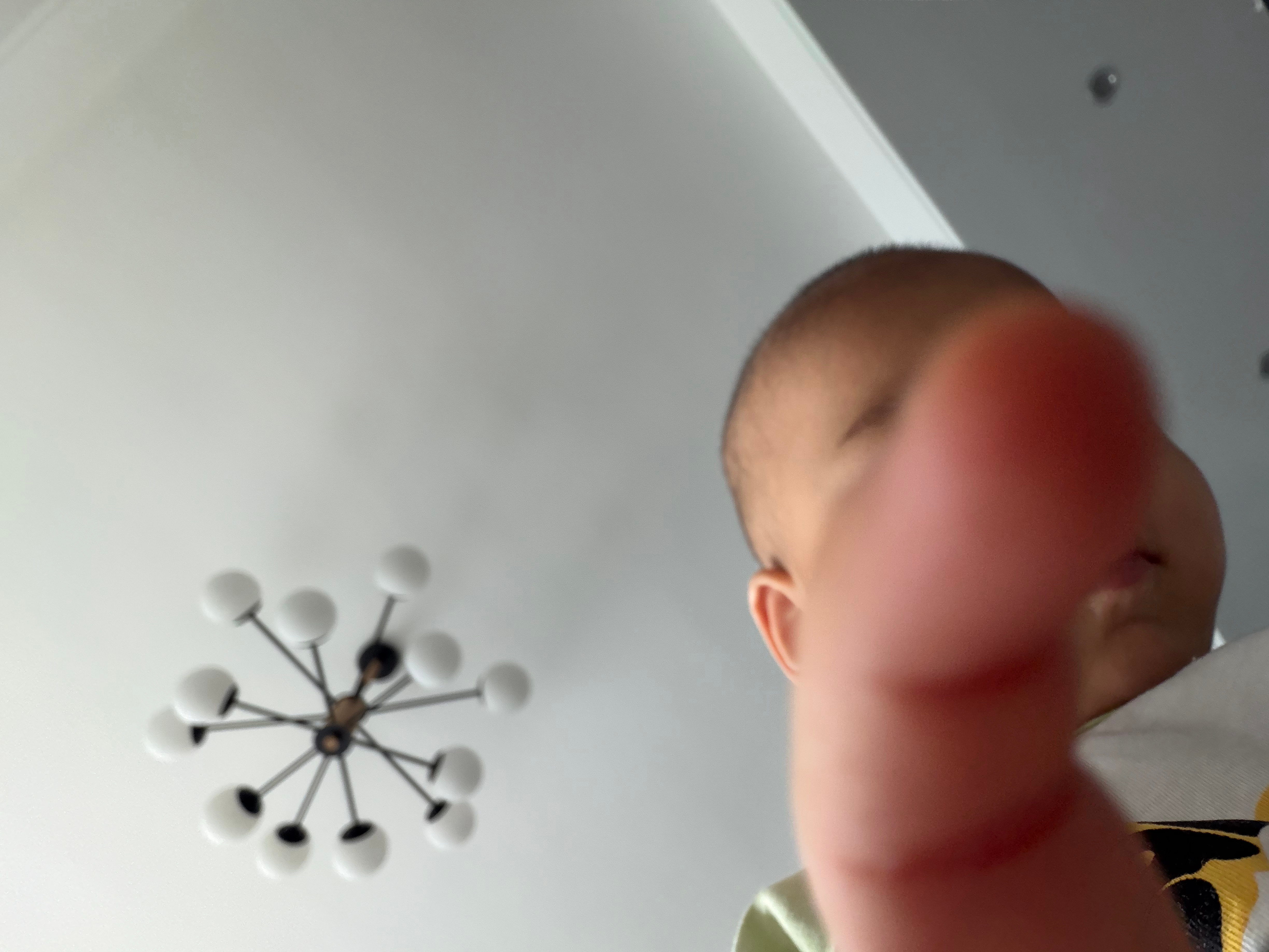 当我的好大儿趁我不注意偷偷玩手机但是不经意间打开了相机开始自拍的时候，我就得到了