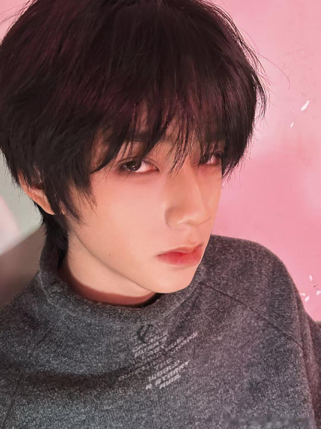 王橹杰阴湿感自拍照王橹杰自拍阴湿感 啊啊啊啊啊啊 