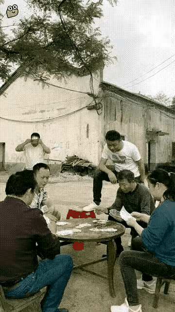 看起来不像是拍段子，只能说太巧了。
#乡村逗笑片段# #这是全村最靓的# #笑亮