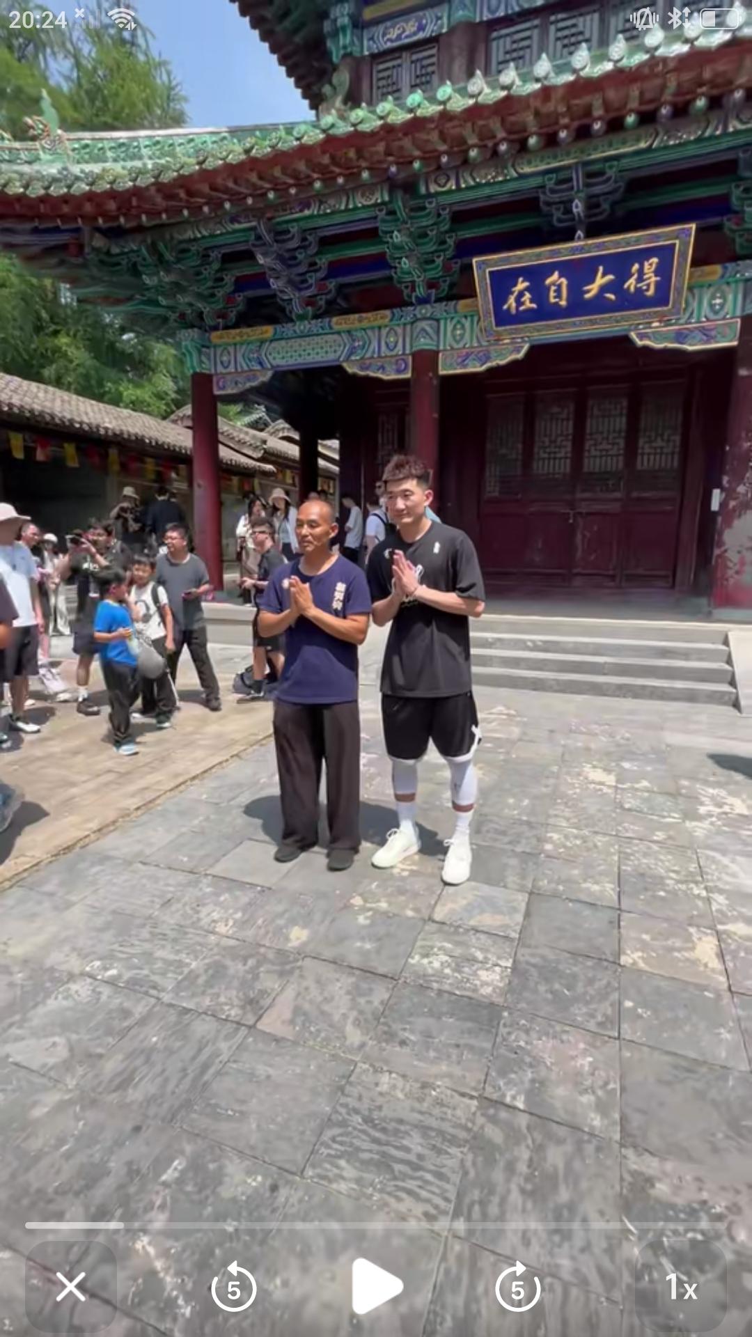 浙江广厦男篮核心孙明辉更新作品，分享嵩山少林寺的亲身体验。从进入少林寺与游客拍照