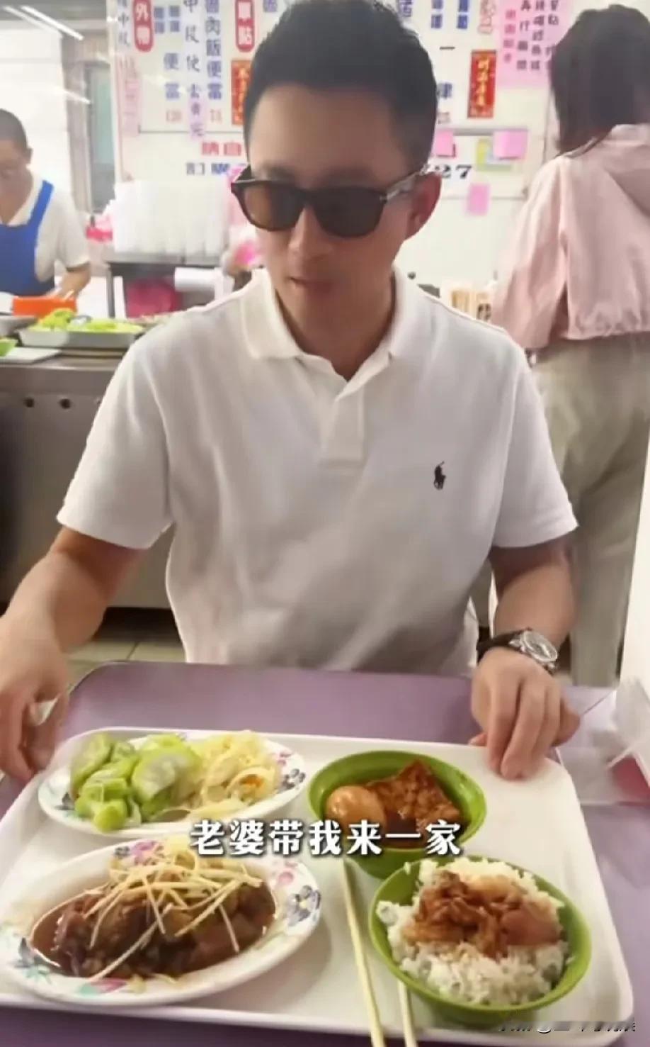 汪小菲和马筱梅两人回台北看孩子去了，马筱梅带着汪小菲到处转悠，吃当地汪小菲以前没