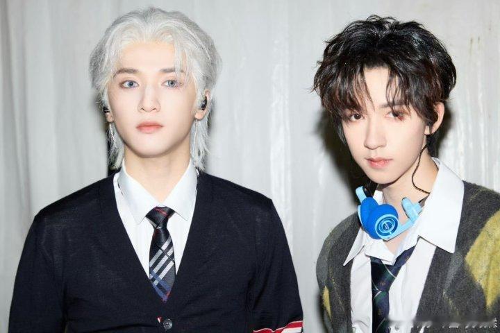 娱乐[超话]贺峻霖晒白发严浩翔合照庆生贺峻霖祝严浩翔坚定而快乐地迈出每一步贺峻霖