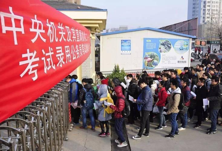 因为公务员等吃财政饭工作体面、工作稳定、工资福利固定，社会地位高，尤其是几千年形