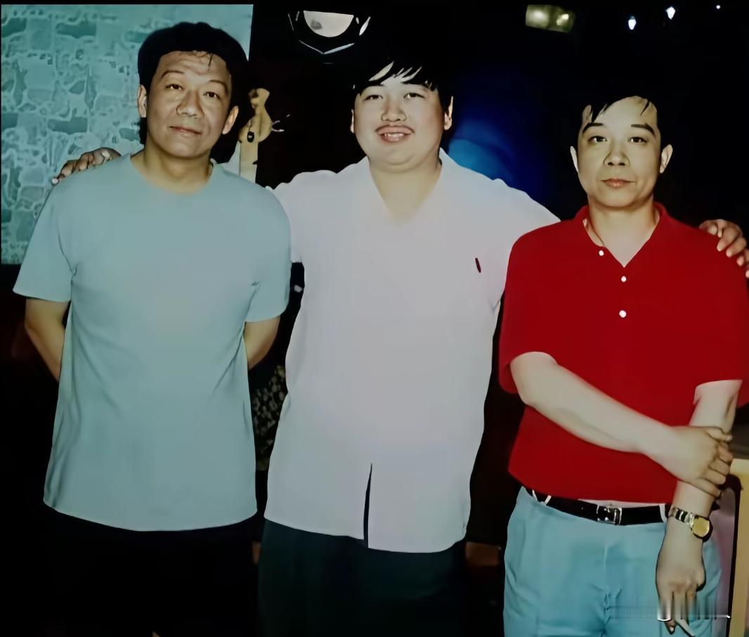 90年代两人身着便装，中间朋友手臂搭着他俩肩膀，留下了一张罕见的合影。侯耀文、石
