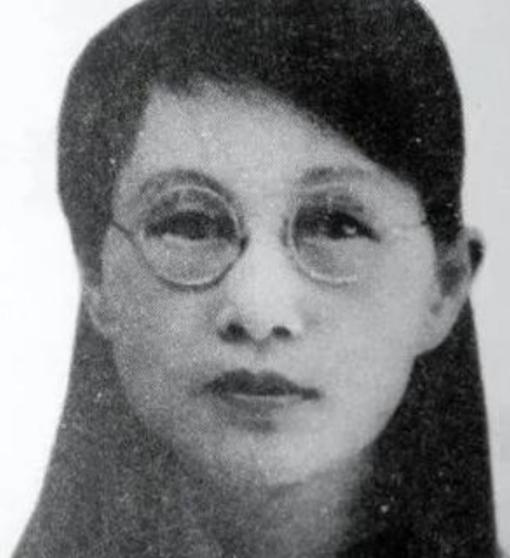 1909年，16岁的白薇和婆婆起了争执，丈夫二话不说，搬起板凳狠狠砸在她背上，婆