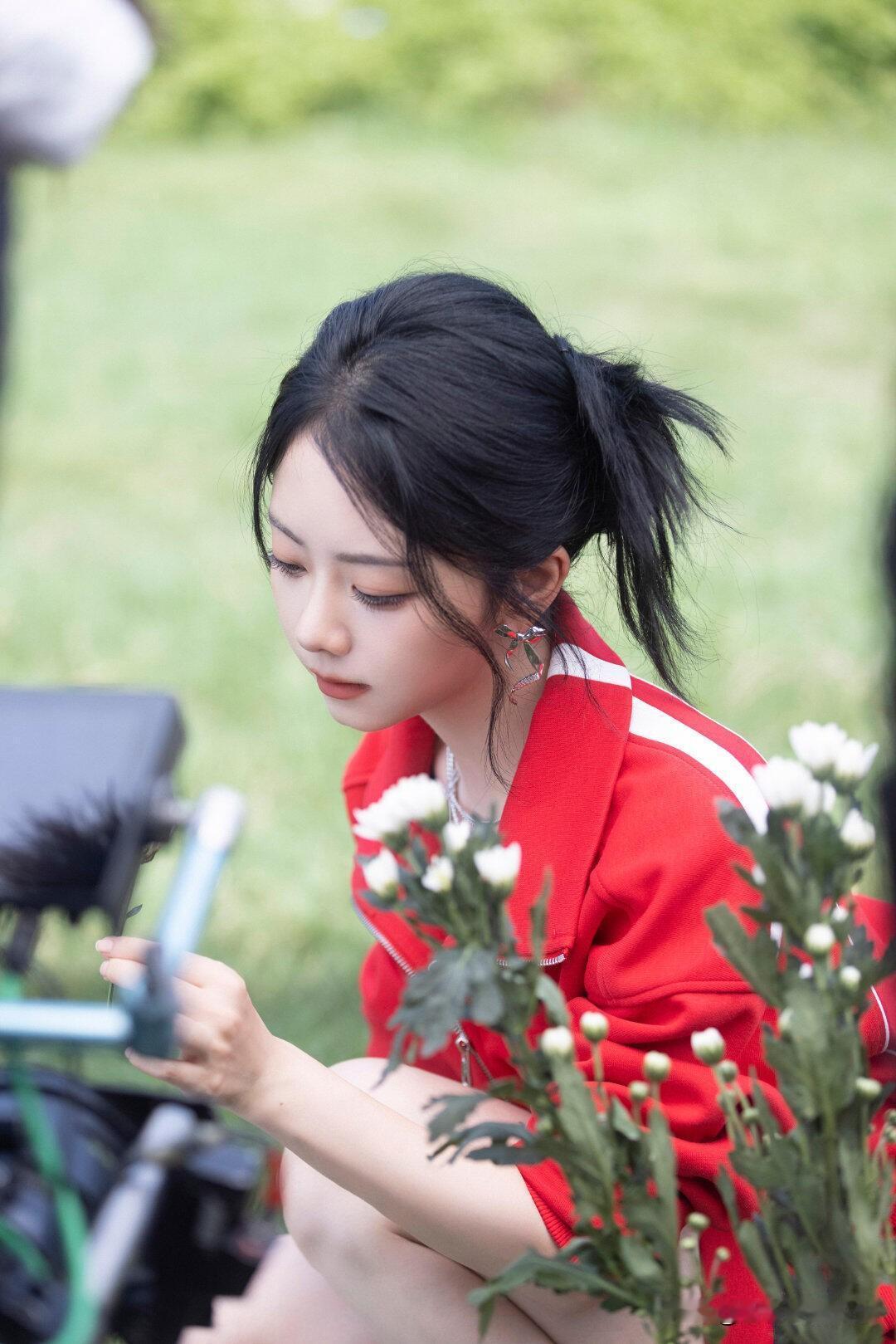 看这女孩蹲在花丛里看手机，谭松韵这是拍戏造型吧？太有戏了！谭松韵演技派谭松韵 谭