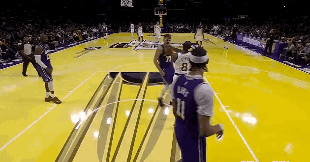 詹姆斯真淡定啊
洛杉矶德比大战，湖人135-118战胜快船，第四节还剩3分多钟时