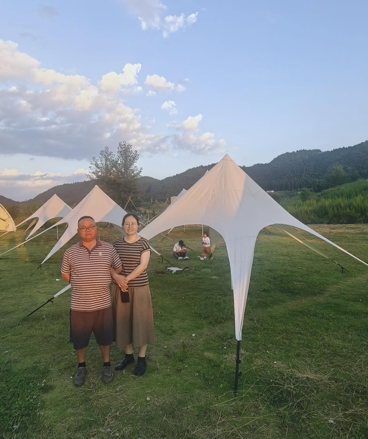 当小城最西边的太阳公公快要躲进山背后时，他很慷慨地把他最后一缕温暖的光芒、洒在了