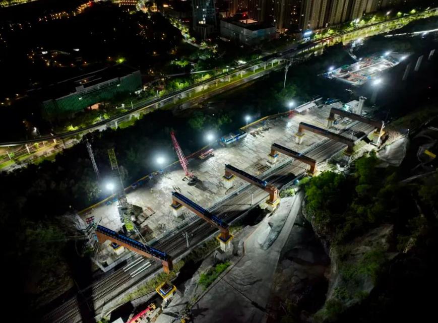 深汕高铁，又有新进展了。
219吨的"大家伙"，半夜悄悄就位
说"新进展"不是客