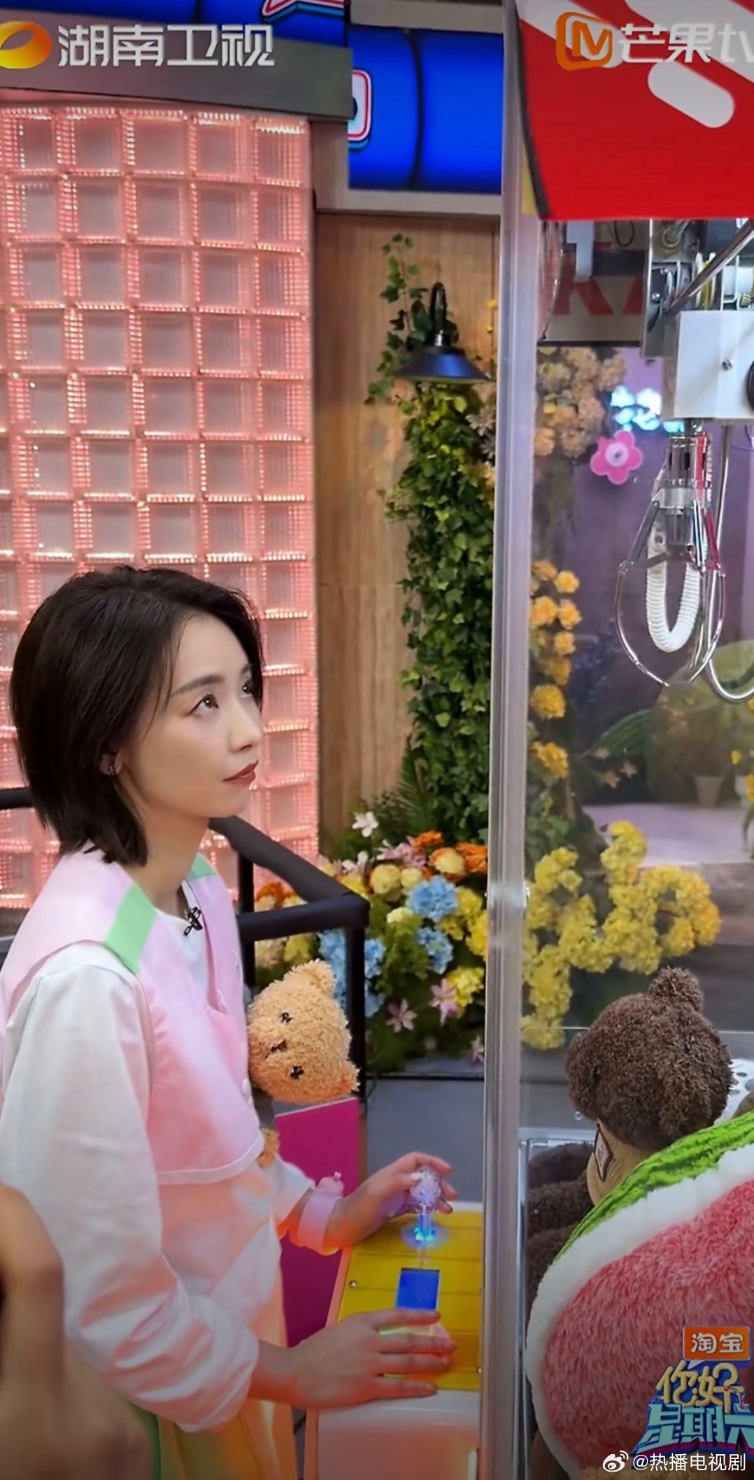 刘雅瑟邪修夹娃娃抓娃娃也能这么可爱！刘雅瑟抓到第一个就骄傲炫耀，挑战大娃娃失败后