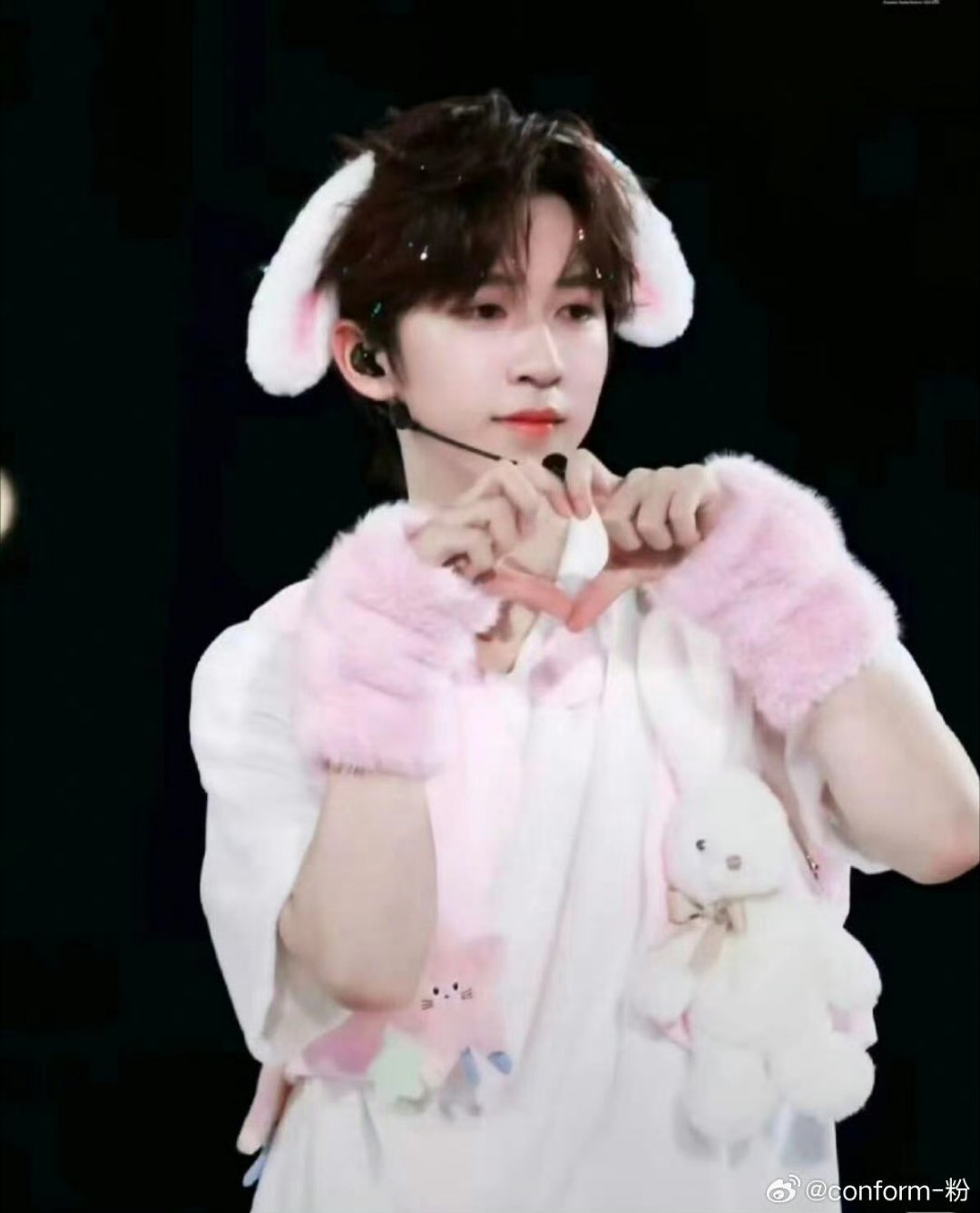 贺峻霖模仿哈哈曹 惊喜不断贺峻霖！模仿哈哈曹名场面神还原，从转音到手势再到神态，