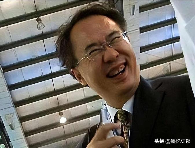 顶着国际头衔抹黑祖国，拿民族伤痛博眼球。随后伪装“军事专家”赚取利益，东窗事发，