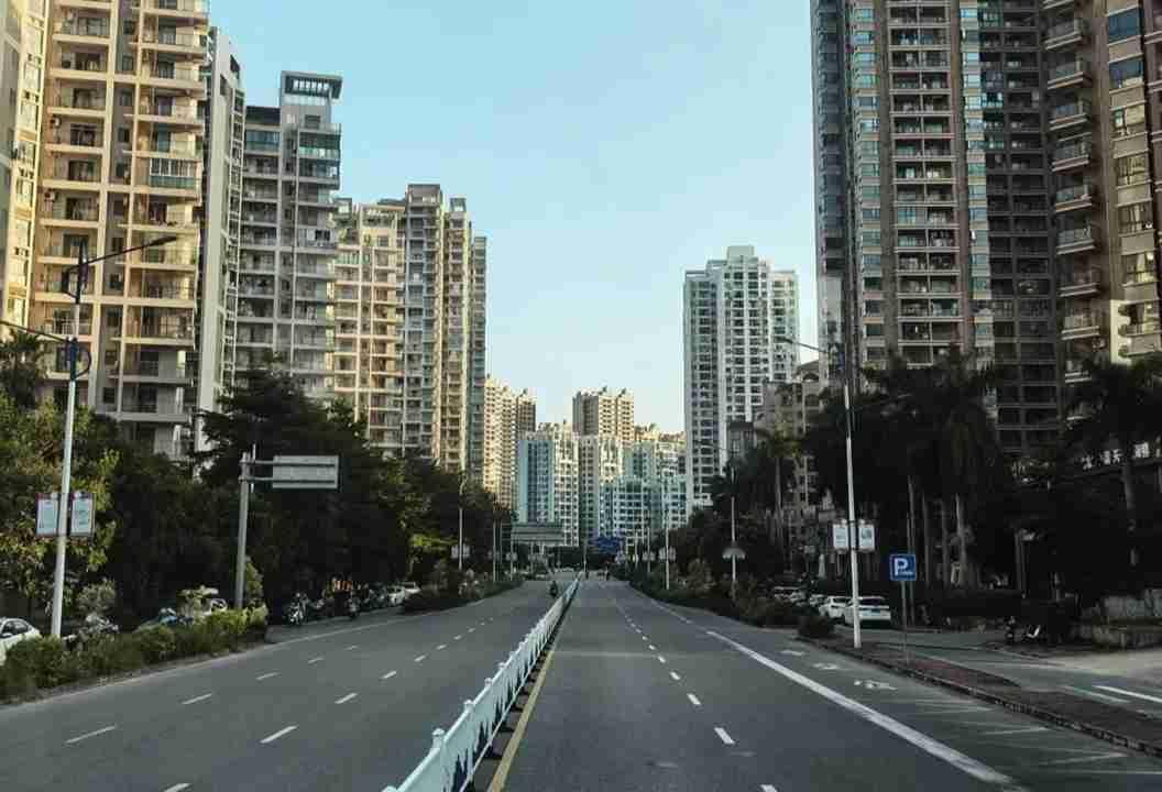 我的今日状态：😁轻松愉快
我这里的天气：☀️晴天
 
清晨的阳光透过窗帘缝隙，