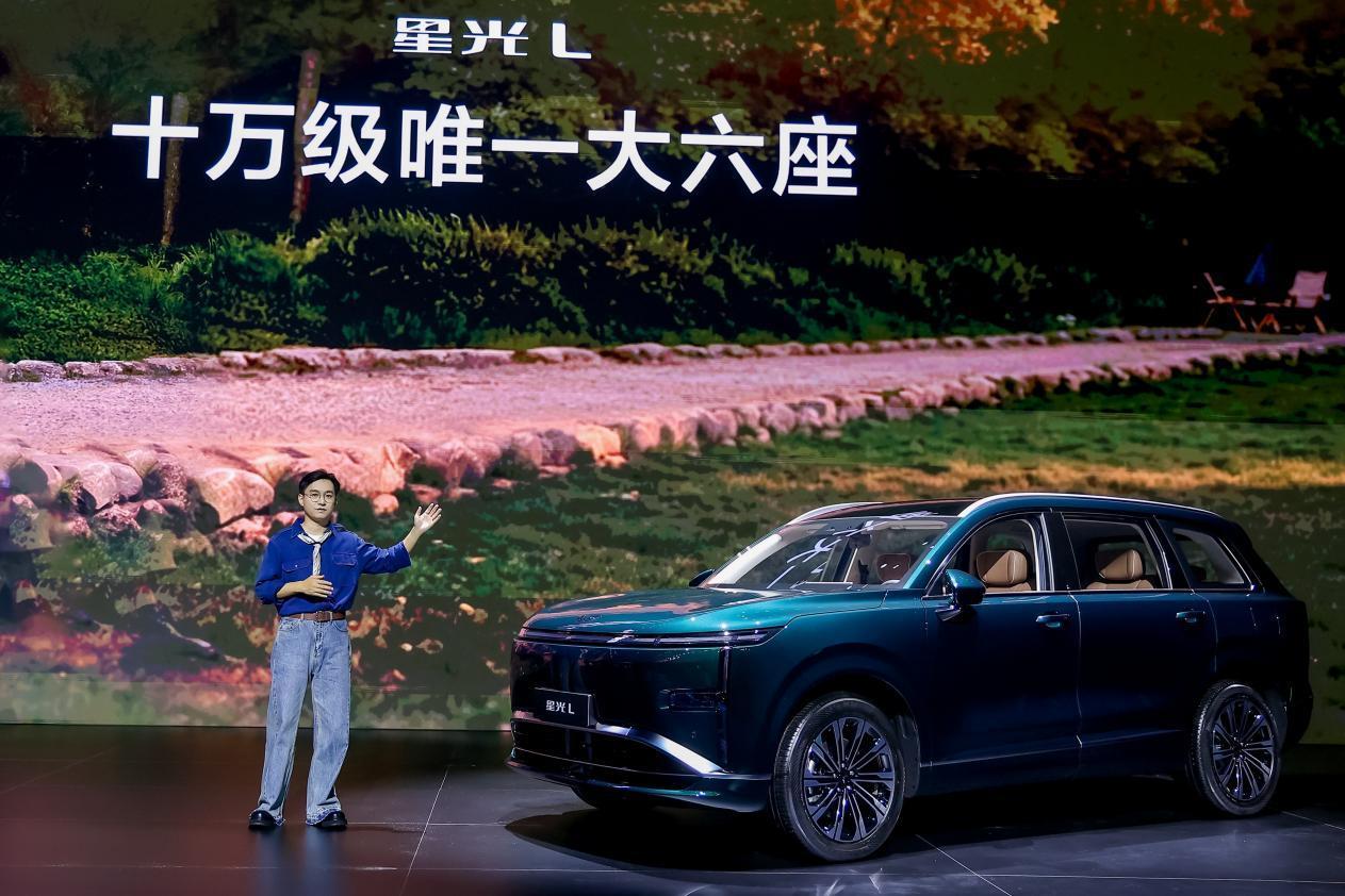 五菱星光L，10万级唯一大六座SUV，新车共推出三款配置：260km六座舒享型、
