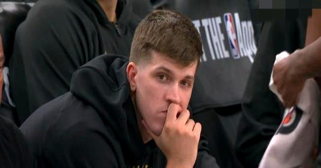 同城德比，湖人104比112被快船按在地上摩擦。
 
上半场快船像开了挂，最大分