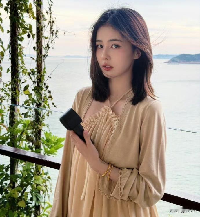 白鹿真发长度


白鹿真发长度是这么短，之前的长发是戴的假发，明星经常戴假发拍写