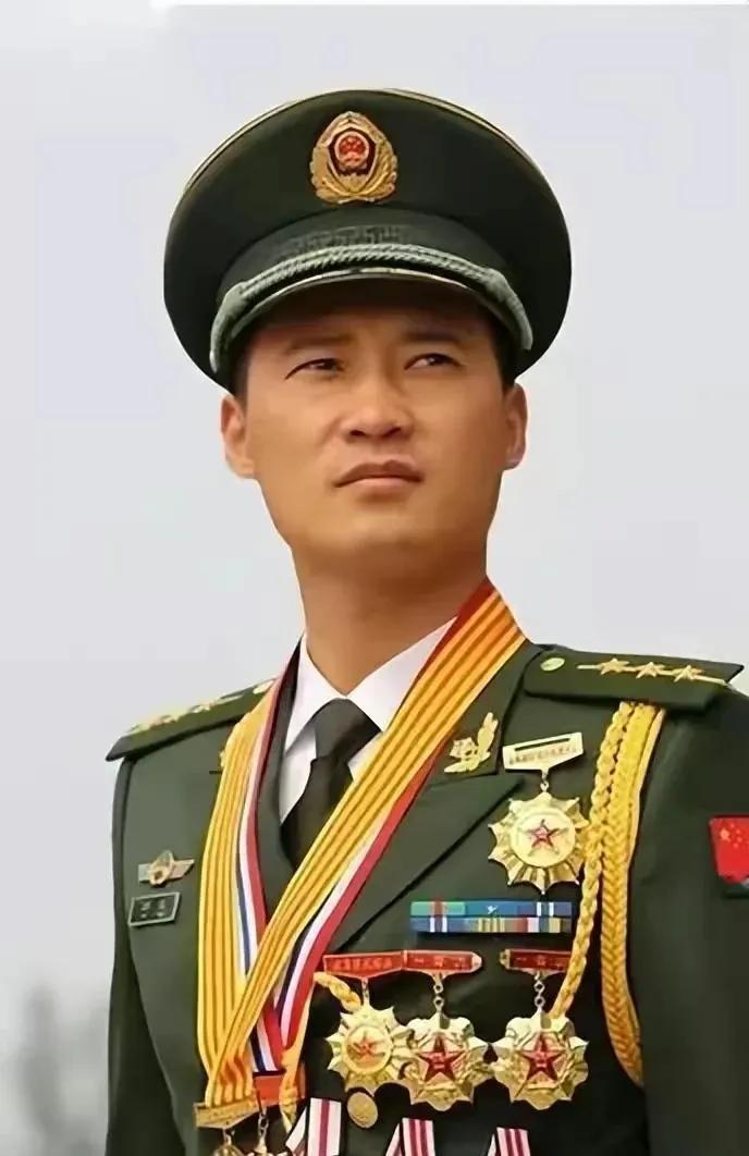 军中翘楚——雪豹突击队特种兵王！
刘洋，河南商丘人，武警少校警衔！
他18岁入伍