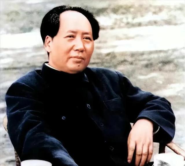 上世纪五十年代，马寅初提出计划生育以控制人口增长，引发高层讨论。毛主席对此却旗帜