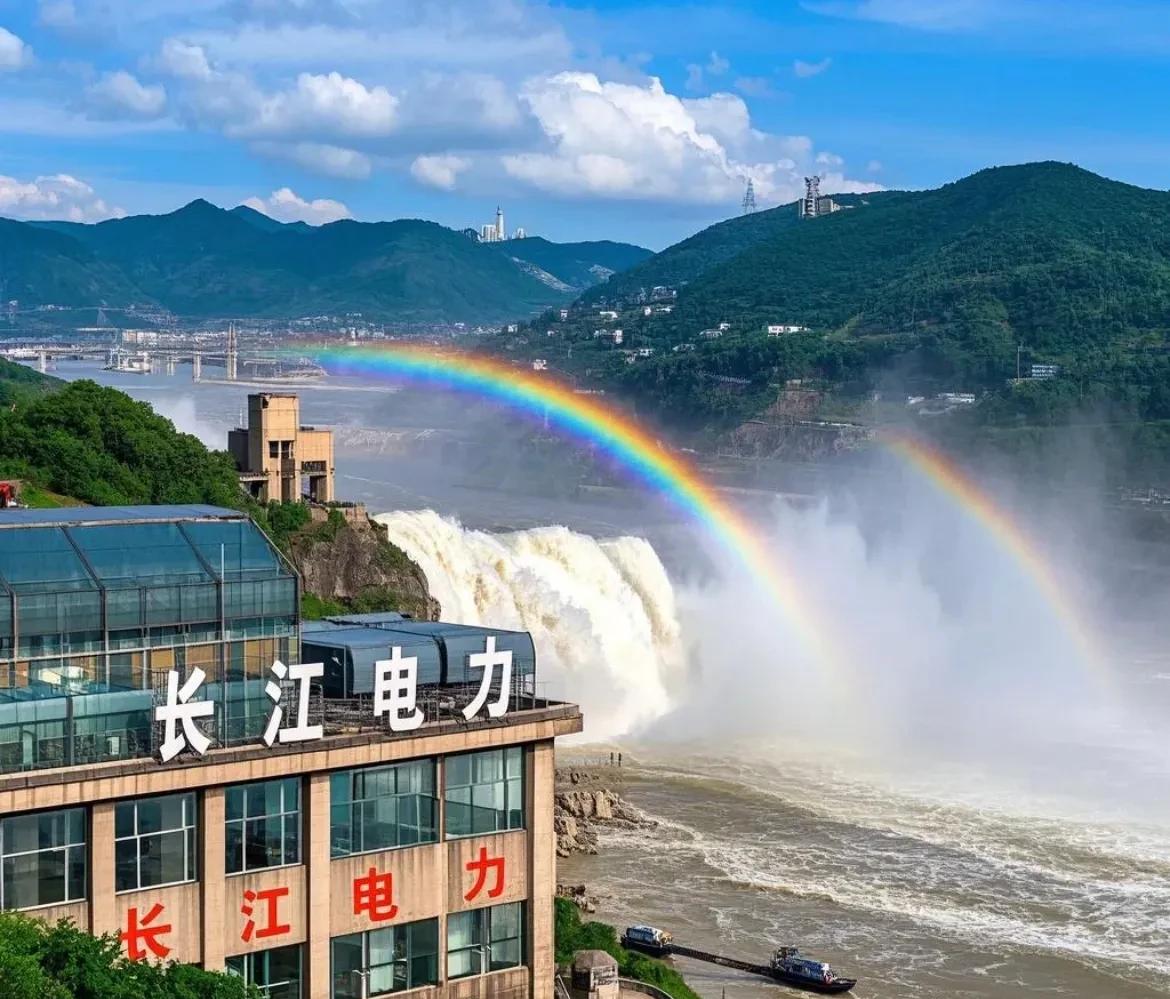 浅析长江电力
       长江电力在A股市场地位颇高，“水电印钞机”的外号名副