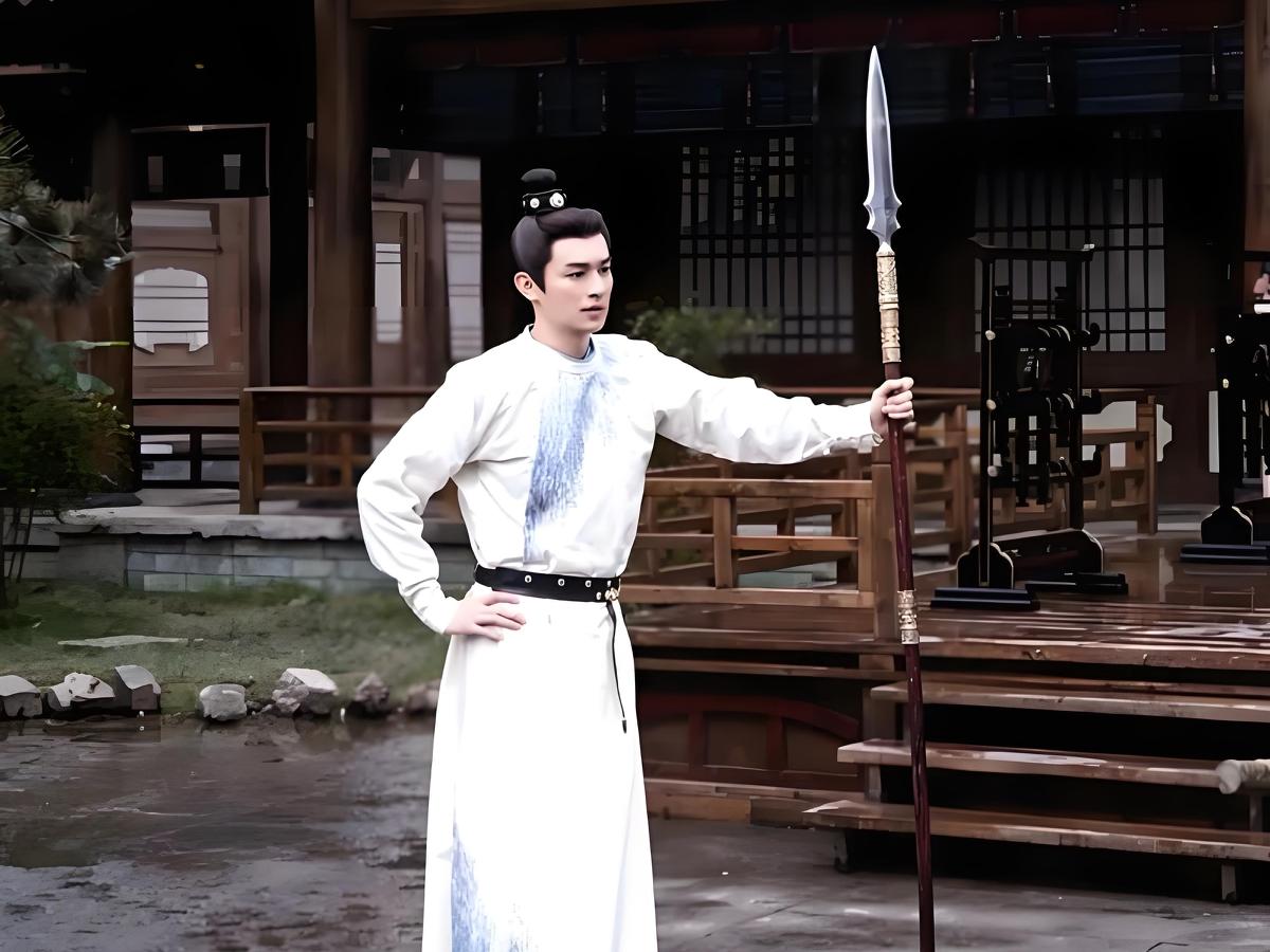 《唐朝诡事录之长安》：探案小分队的6个人，每一个出身都不简单

1、卢凌风

范