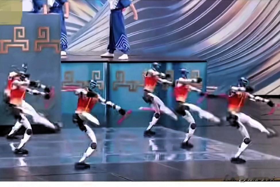 春晚的“闯入者”，一鸣惊人。
前些年是各路草根明星争上春晚，能够登上春晚大舞台，