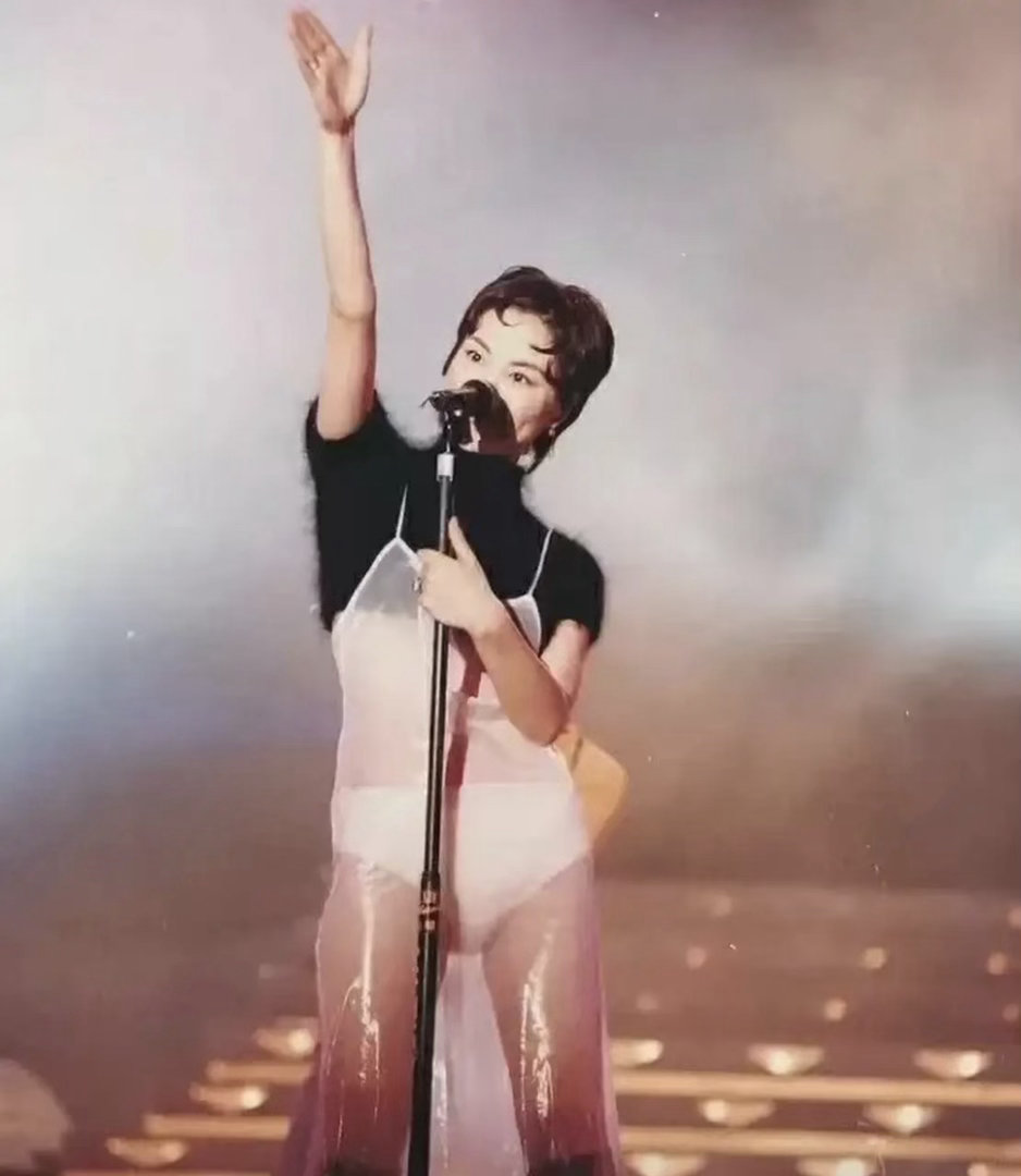 1993年  舞台上穿一些不日常的也不是现在才有的 为什么要把舞台服装延伸那么多