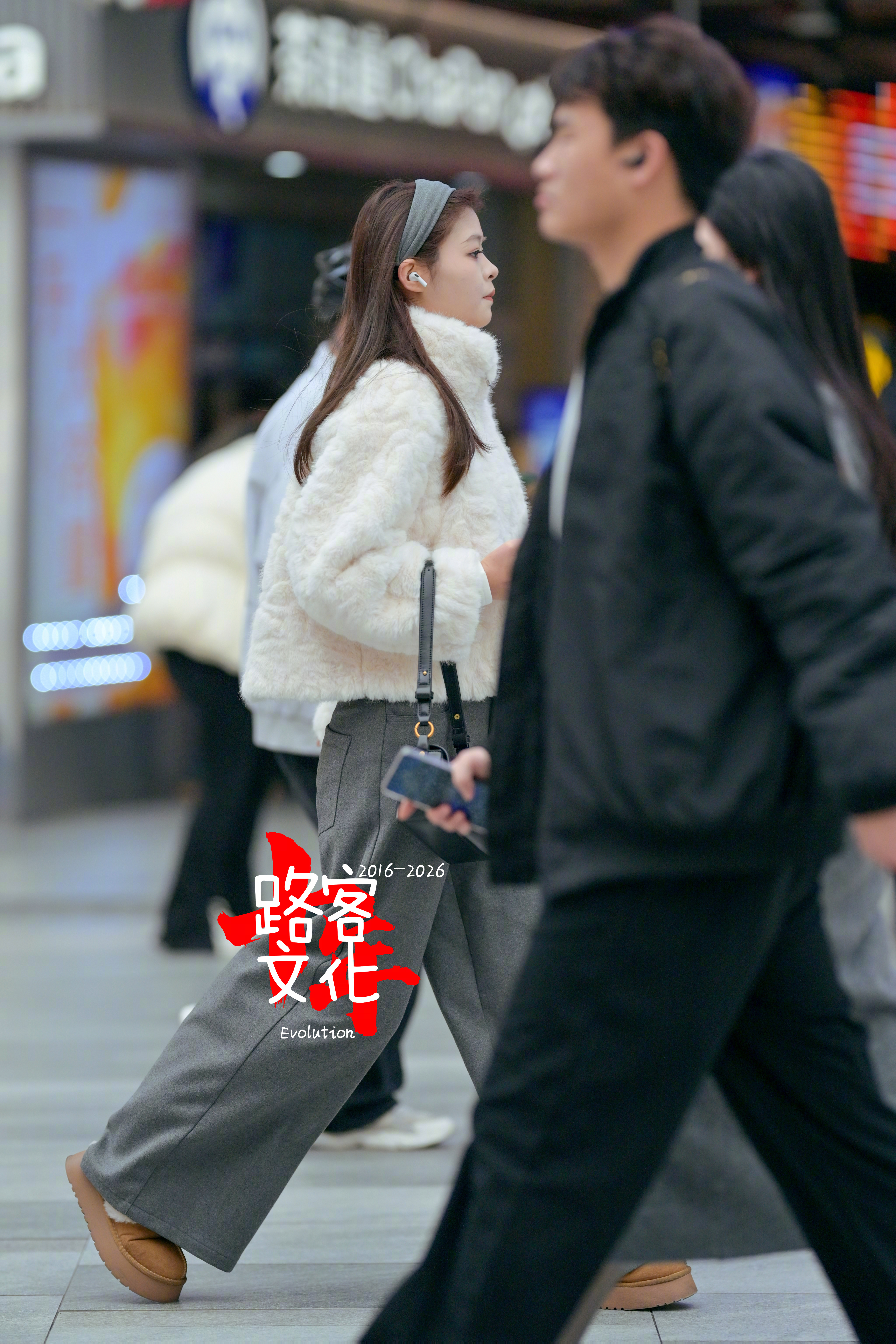 匆匆忙忙的感觉更明显一点的样子 