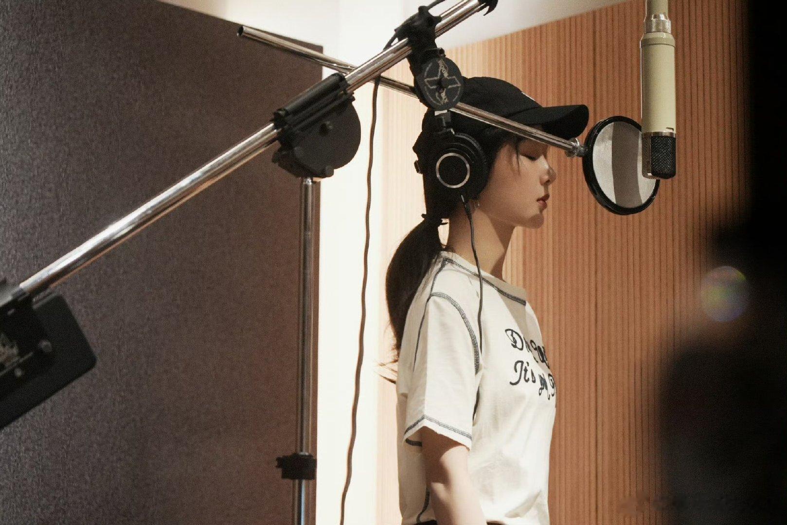 #杨紫录音室plog##杨紫要久久爱单曲录音随拍# ​​​想听新歌的心情达到了顶
