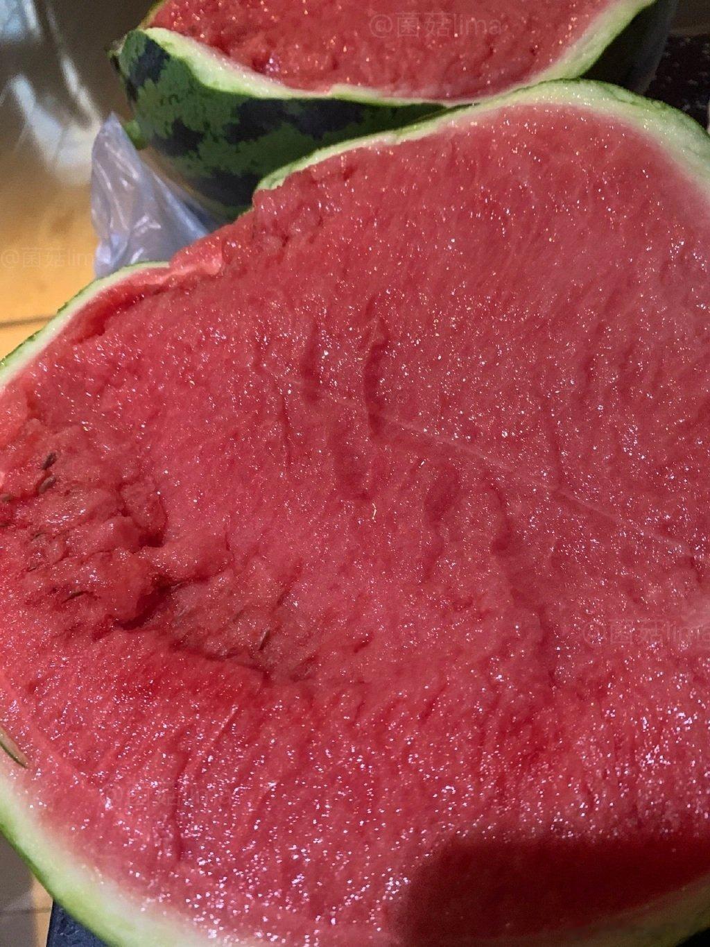 拜托，今年夏天可以让我买到这么懂事的梦中情瓜吗？🍉🍉 ​​​