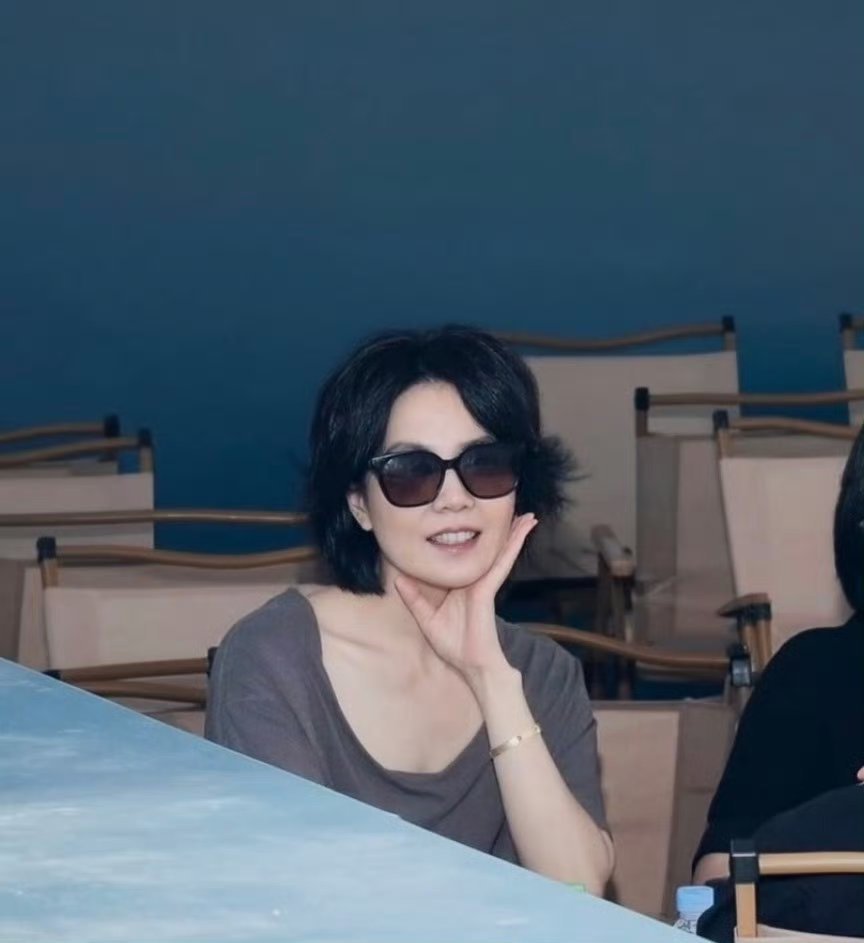 王菲李嫣看窦靖童音乐节王菲真的好美 ​​​