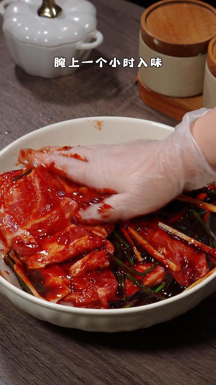 家里只要有电饭煲就可以做出茶餐厅风味的广式叉烧，小朋友都能吃上一大盘。
·用这个