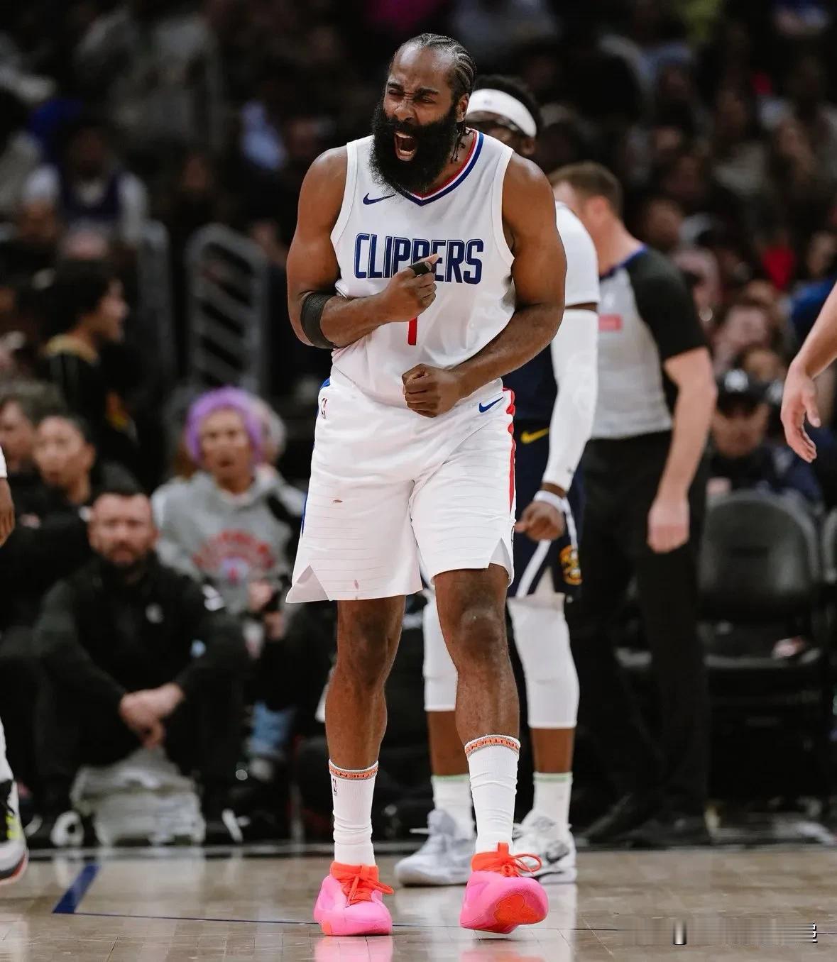 詹姆斯·哈登今晚成为 NBA 历史上第四位在联盟中获得 25,000 分、6,0