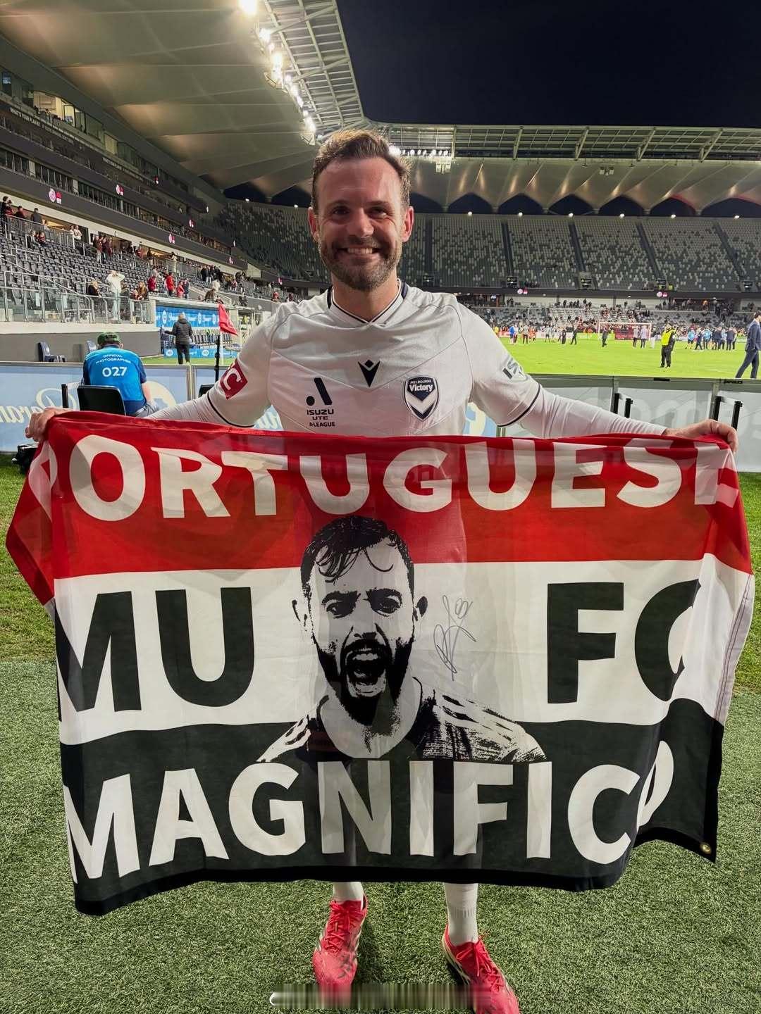 曼联官推发了马塔拿着支持费尔南德斯的旗帜