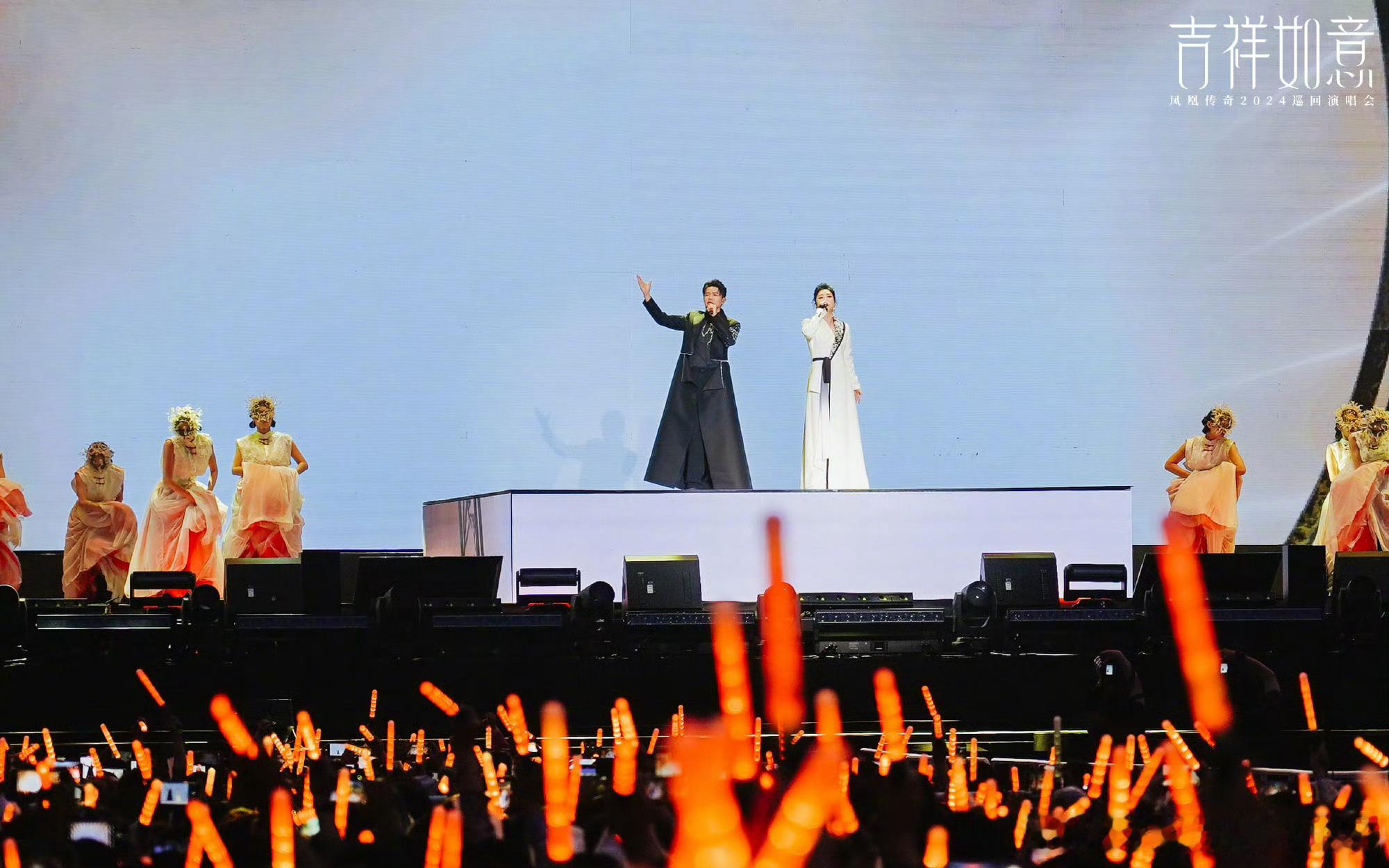 #凤凰传奇观众被质疑假唱# 第一次见演唱会观众被质疑假唱的[笑cry]凤凰传奇出