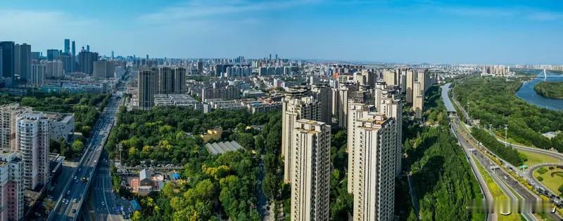 沈阳楼市：

统计局7月数据显示，新房房价环比持平，二手房更是微涨0.1%，不少