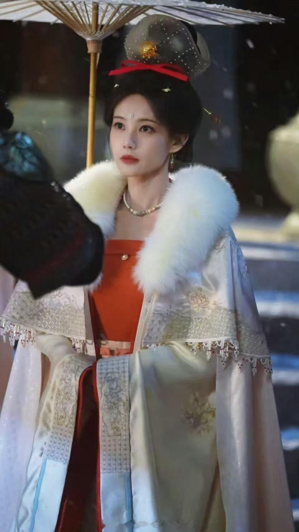 第二个造型看起来是走宋制～～～🍃🍃🍃李一桐 《金枝》陈雀儿☽ 红衣+白斗篷